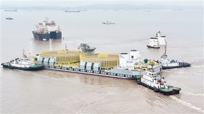 宁波舟山港域首次实现连船带货浮装作业